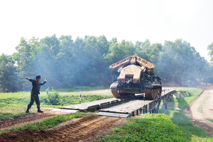 Xe công binh IMR vượt qua cầu cứng TMM-3M.