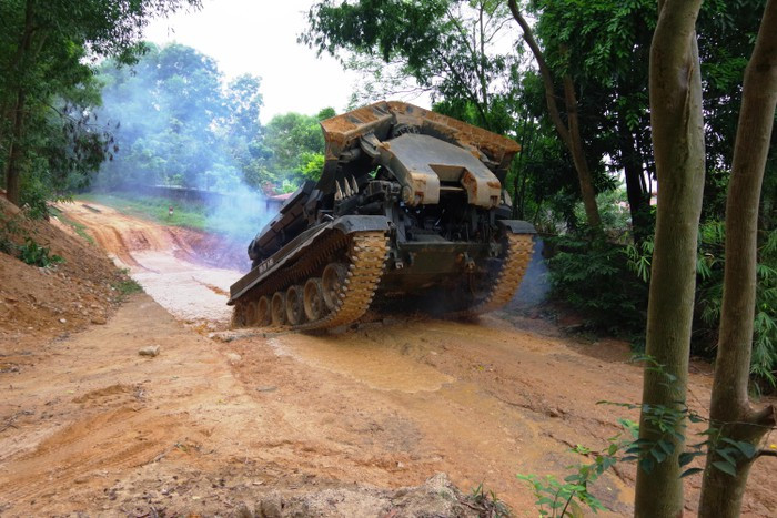 Xe công binh IMR thực hành vượt chướng ngại nước.
