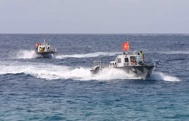 Lực lượng hải quân bảo vệ quần đảo Trường Sa được trang bị phương tiện tuần tra hiện đại, luôn đề cao cảnh giác, tuần tra theo dõi, nắm chắc tình hình trên biển, dự báo đúng tình hình để có kế hoạch và chủ động ứng phó với mọi diễn biến. (Ảnh: Dương Giang/TTXVN)