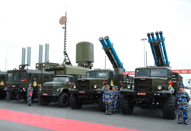 Lực lượng Tên lửa bờ K-300P Bastion-P (bên trái) và đạn pháo phản lực dẫn đường EXTRA và Accular (bên phải) được trang bị cho hải quân Việt Nam. (Ảnh: Thống Nhất/TTXVN)