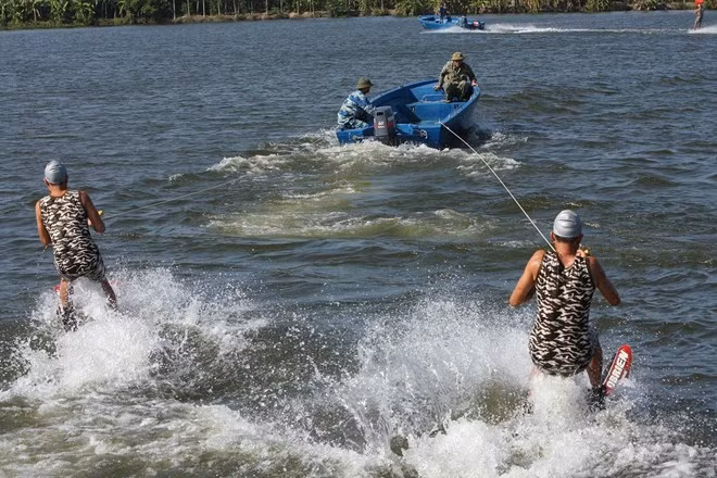 Chiến sỹ Lữ đoàn Đặc công Hải quân 126 không ngừng nâng cao chất lượng, huấn luyện làm chủ vũ khí, trang bị kỹ thuật; tập trung xây dựng lực lượng chính quy, hiện đại. (Ảnh: Trọng Đức/TTXVN)