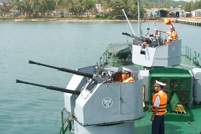 Chiến sỹ tàu pháo HQ-53 Lữ đoàn 170 luyện tập tình huống báo động chiến đấu đối không. (Ảnh: Trọng Đức/TTXVN)