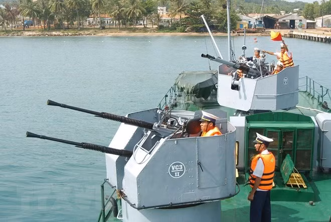 Chiến sỹ tàu pháo HQ-53 Lữ đoàn 170 luyện tập tình huống báo động chiến đấu đối không. (Ảnh: Trọng Đức/TTXVN)