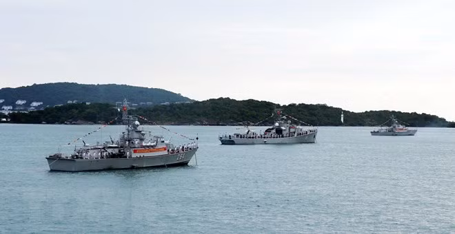 pháo tuần tra HQ-264 và HQ-265 thuộc lớp tàu pháo chiến đấu hiện đại Svetlyak của Nga, trang bị các loại vũ khí hiện đại, tự động hóa cao, được biên chế về Lữ đoàn 127 Vùng 5 Hải quân, thực hiện nhiệm vụ huấn luyện, tuần tiễu, quản lý, bảo vệ chủ quyền vùng biển, đảo Tây Nam của Tổ quốc. (Ảnh: Lê Huy Hải/TTXVN)