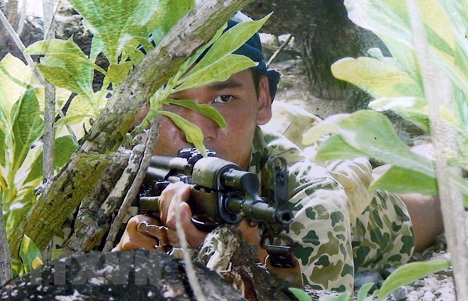 Phát huy truyền thống anh hùng, chiến sỹ Lữ đoàn Đặc công Hải quân 126 không ngừng nâng cao chất lượng, huấn luyện làm chủ vũ khí trang bị kỹ thuật; tập trung xây dựng lực lượng chính quy, hiện đại. (Ảnh: Trọng Đức/TTXVN)