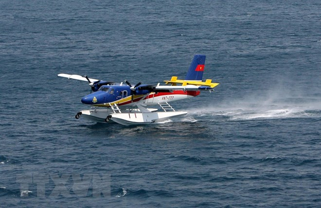 Thủy phi cơ DHC-6 của Lữ đoàn Không quân Hải quân 954 huấn luyện hạ cánh trên biển. (Ảnh: Nguyễn Khang/TTXVN)
