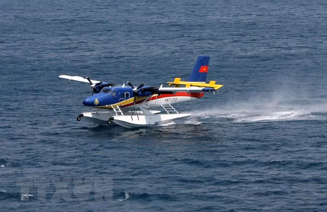 Thủy phi cơ DHC-6 của Lữ đoàn Không quân Hải quân 954 huấn luyện hạ cánh trên biển. (Ảnh: Nguyễn Khang/TTXVN)