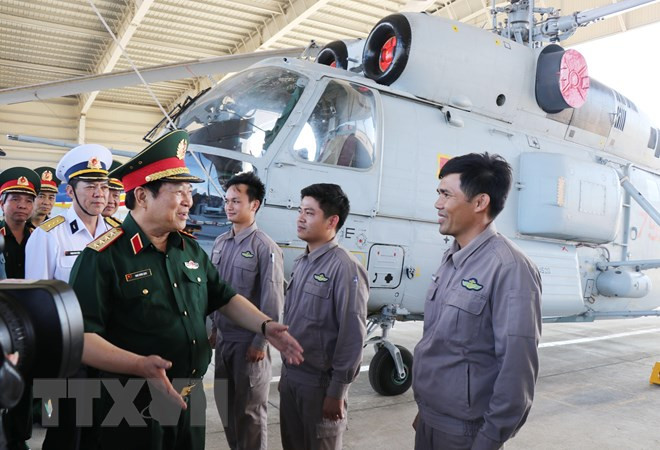Đại tướng, Bộ trưởng Quốc phòng Ngô Xuân Lịch gặp gỡ, giao nhiệm vụ cho cán bộ, chiến sỹ phi đội trực thăng săn ngầm Ka-28, trong chuyến đến thăm, kiểm tra Lữ đoàn Không quân Hải quân 954. (Ảnh: Tiên Minh/TTXVN)