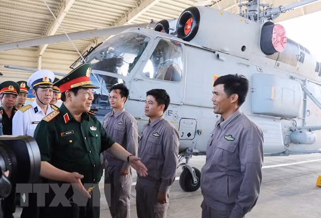 Đại tướng, Bộ trưởng Quốc phòng Ngô Xuân Lịch gặp gỡ, giao nhiệm vụ cho cán bộ, chiến sỹ phi đội trực thăng săn ngầm Ka-28, trong chuyến đến thăm, kiểm tra Lữ đoàn Không quân Hải quân 954. (Ảnh: Tiên Minh/TTXVN)