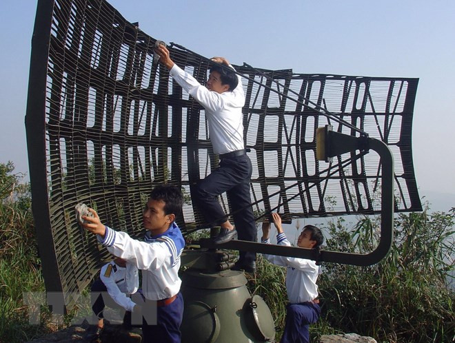 Tiểu đoàn 151 Rada (Vùng 1 Hải quân) ngày đêm luyện tập, nâng cao cảnh giác, sẵn sàng chiến đấu, hoàn thành xuất sắc nhiệm vụ quan sát, phát hiện các mục tiêu trên vùng biển vịnh Bắc Bộ, từ Móng Cái (Quảng Ninh) đến Bắc Đèo Ngang (Hà Tĩnh). (Ảnh: Trọng Đức/TTXVN)