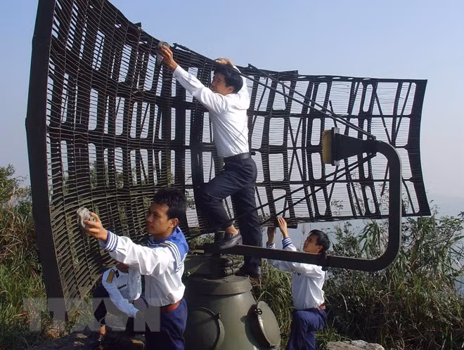 Tiểu đoàn 151 Rada (Vùng 1 Hải quân) ngày đêm luyện tập, nâng cao cảnh giác, sẵn sàng chiến đấu, hoàn thành xuất sắc nhiệm vụ quan sát, phát hiện các mục tiêu trên vùng biển vịnh Bắc Bộ, từ Móng Cái (Quảng Ninh) đến Bắc Đèo Ngang (Hà Tĩnh). (Ảnh: Trọng Đức/TTXVN)