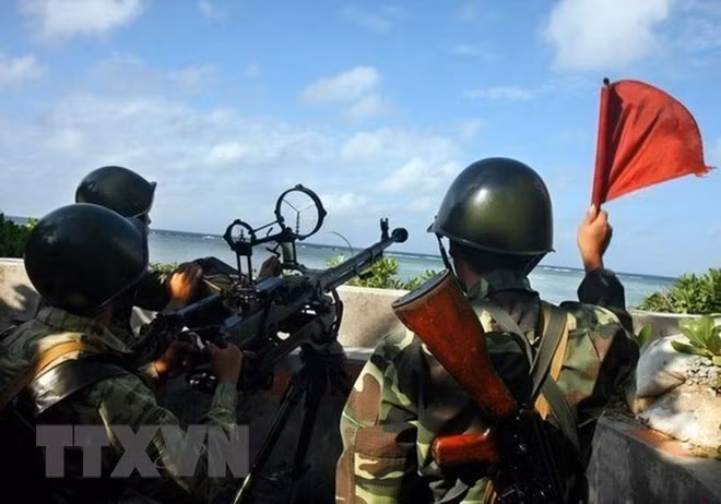 Chiến sỹ Hải quân khẩu đội súng máy phòng không 12,7 mm ngày đêm luyện tập, nâng cao cảnh giác, sẵn sàng chiến đấu bảo vệ quần đảo Trường Sa của Tổ quốc. (Ảnh: Phương Hoa/TTXVN)