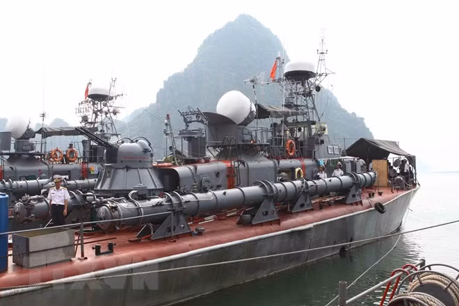 Tàu phóng lôi lớp Shershen được trang bị cho Lữ đoàn 170 Vùng 1 Hải quân sẵn sàng xuất kích khi có lệnh, hoàn thành xuất sắc nhiệm vụ tuần tiễu, bảo vệ chủ quyền biển, đảo của Tổ quốc. (Ảnh: Trọng Đức/TTXVN)
