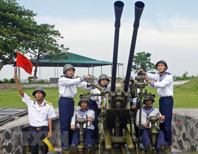 Đại đội phòng không của Lữ đoàn 147 Hải quân đánh bộ luyện tập báo động cấp một tiêu diệt mục tiêu trên không. (Ảnh: Trọng Đức/TTXVN)