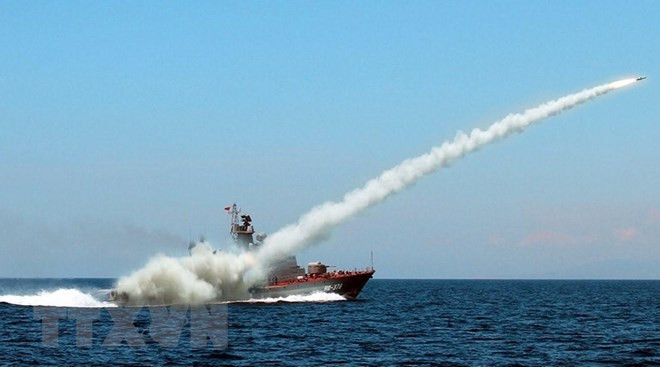 Tàu tên lửa hiện đại HQ-378 thuộc biên chế Lữ đoàn 167 (Vùng 2 Hải quân) diễn tập bắn đạn thật trên biển. Đây là 1 trong số 6 tàu tên lửa lớp 12418 do Xí nghiệp liên hợp Ba Son (Tổng cục Công nghiệp quốc phòng) đóng mới trên cơ sở chuyển giao công nghệ của Nga. (Nguồn: Tư liệu/TTXVN phát)
