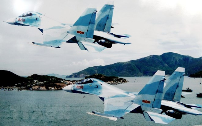 Biên đội bay SU-30MK của Trung đoàn 935 (Sư đoàn Không quân 370) bay tuần tiễu trên biển. (Nguồn: Tư liệu/TTXVN phát)