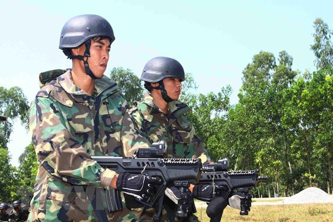 Hải quân đánh bộ sở hữu những vũ khí tinh nhuệ hàng đầu hiện nay, trong đó có súng trường tấn công tiêu chuẩn GTAR-21 với nòng dài, kèm súng phóng lựu kẹp nòng hiện đại T40 của Thổ Nhĩ Kỳ, được coi là khẩu súng trường tấn công tốt nhất hiện nay của Quân đội Việt Nam. (Ảnh: Trọng Đức /TTXVN)