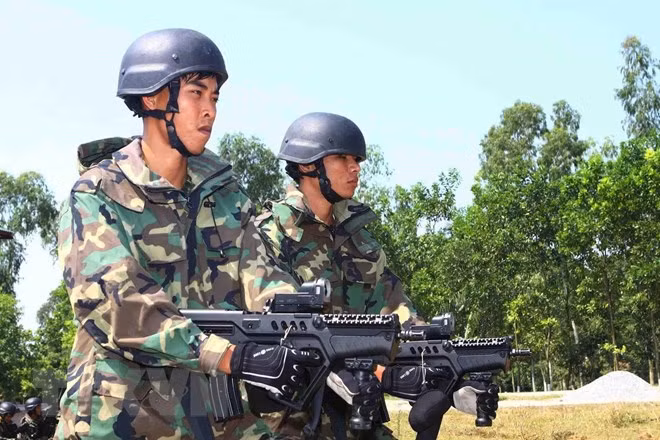 Hải quân đánh bộ sở hữu những vũ khí tinh nhuệ hàng đầu hiện nay, trong đó có súng trường tấn công tiêu chuẩn GTAR-21 với nòng dài, kèm súng phóng lựu kẹp nòng hiện đại T40 của Thổ Nhĩ Kỳ, được coi là khẩu súng trường tấn công tốt nhất hiện nay của Quân đội Việt Nam. (Ảnh: Trọng Đức /TTXVN)