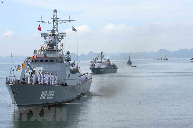Tàu pháo HQ-266 và tàu tên lửa HQ-357 - hai trong số những loại tàu chiến đấu mặt nước hiện đại của Hải quân Việt Nam hiện nay. (Ảnh: Trọng Đức/TTXVN)
