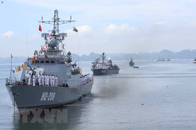 Tàu pháo HQ-266 và tàu tên lửa HQ-357 - hai trong số những loại tàu chiến đấu mặt nước hiện đại của Hải quân Việt Nam hiện nay. (Ảnh: Trọng Đức/TTXVN)