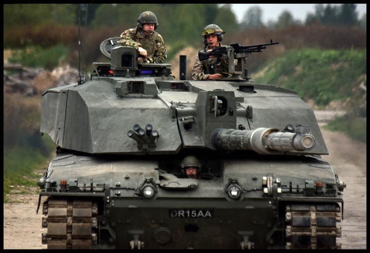 Huyền thoại về xe tăng Challenger 2 trở nên nổi tiếng thế giới từ năm 2003 trong chiến dịch tấn công Iraq được Mỹ và Anh dẫn đầu. Trong chiến dịch này, một chiếc Challenger 2 của Anh đã dính tới... 70 phát đạn chống tăng RPG nhưng không hề bị tiêu diệt. Nguồn ảnh: Dailymail.