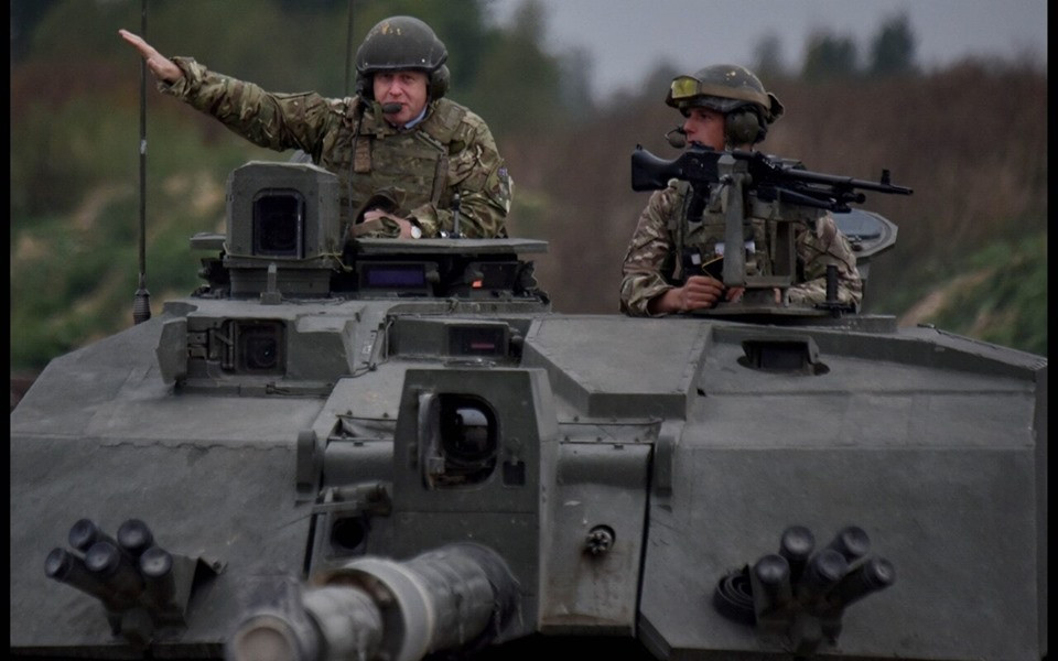 Ông Boris Johnson ngồi vào vị trí trưởng xa của chiếc siêu tăng bất khả chiến bại Challenger 2 - loại xe tăng được ra đời từ năm 1998 nhưng tới nay vẫn chưa từng có một chiếc Challenger 2 nào bị phá huỷ trong giao chiến. Nguồn ảnh: Dailymail.