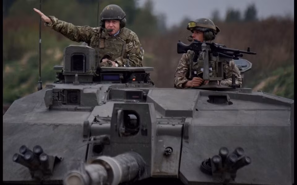 Ông Boris Johnson ngồi vào vị trí trưởng xa của chiếc siêu tăng bất khả chiến bại Challenger 2 - loại xe tăng được ra đời từ năm 1998 nhưng tới nay vẫn chưa từng có một chiếc Challenger 2 nào bị phá huỷ trong giao chiến. Nguồn ảnh: Dailymail.