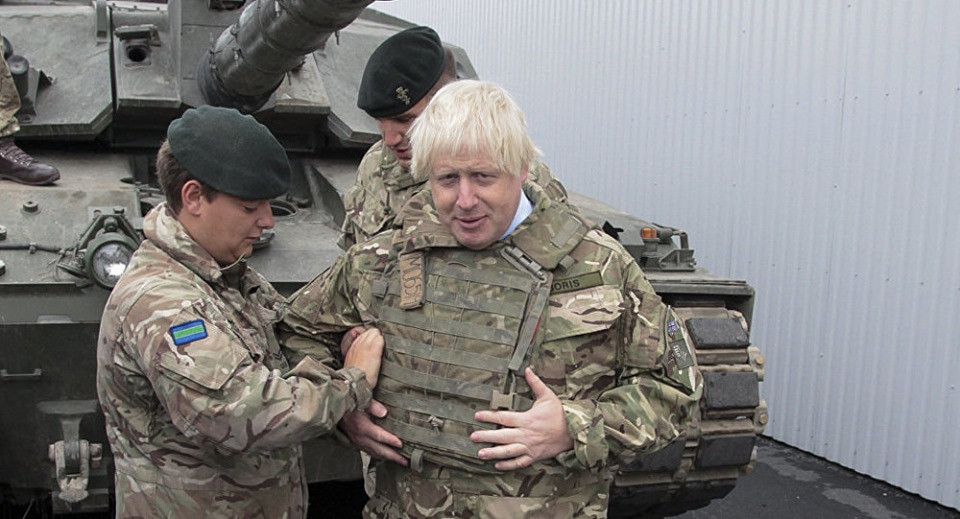 Tại đây, nguyên Bộ trưởng Ngoại giao Anh đã thay bộ vest lịch lãm thường thấy để khoác lên mình bộ quân phục cùng trang thiết bị bảo hộ để ngồi vào vị trí trưởng xa của chiếc siêu tăng bất khả chiến bại Challenger 2 do Anh sản xuất. Nguồn ảnh: Dailymail.