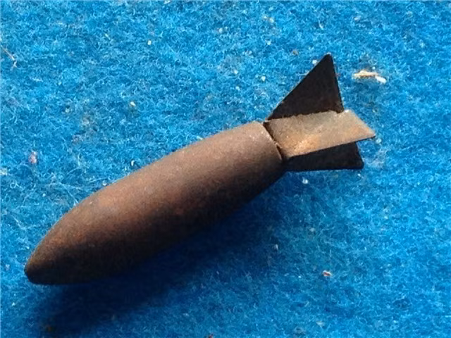 Ưu điểm vượt trội của loại vũ khí này đó là rẻ, cực kỳ rẻ và dễ sản xuất hàng loạt. Ngoài ra, cách thức triển khai của Lazy Dog cũng không quá khó khăn, không nhất thiết cần có sự tham gia của các loại máy bay ném bom hạng nặng mà có thể thả được từ máy bay trực thăng. Nguồn ảnh: SCWW.