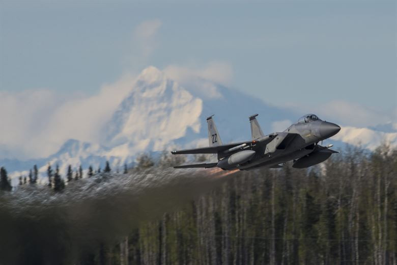 Để phục vụ cho việc đào tạo phi công, căn cứ sân bay Eielson có đầy đủ mọi loại máy bay, chiến đấu cơ trong biên chế Không quân Mỹ hiện tại, từ những máy bay sử dụng động cơ cánh quạt như T-37, T-38 cho tới tiêm kích phản lực hàng đầu như F-15, F-22,... Nguồn ảnh: BI.