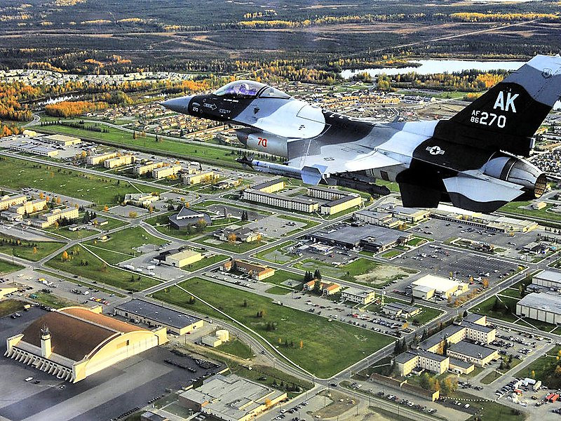 Theo kế hoạch, căn cứ sân bay quân sự Eielson từ nay tới năm 2020 sẽ nhận khoảng 54 chiến đấu cơ F-35 cùng với 3500 người chuyển tới khu vực này bao gồm phi công cùng gia đình của những phi công này. Nguồn ảnh: BI.