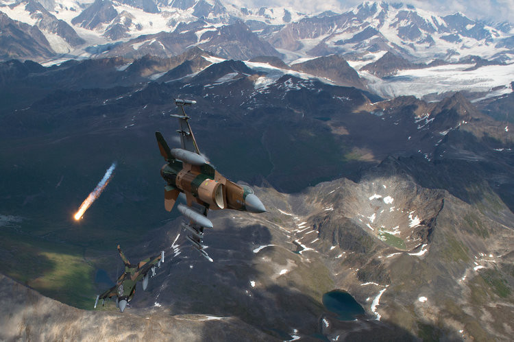 Những tiêm kích F-16 Fighting Falcon xuất hiện trong màn trình diễn này thuộc Phi đoàn 18 Kẻ xâm lược thuộc Không quân Mỹ. Trong khi đó chiếc F-22 Raptor thuộc biên chế của Phi đoàn 90 Tiêm kích. Nguồn ảnh: BI.