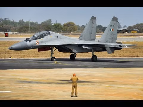 Đặc biệt có thể kể đến tên lửa BrahMos - một trong những loại vũ khí hứa hẹn nhất của Ấn Độ hiện nay có khả năng triển khai từ cơ cấu phóng trên không từ loại chiến đấu cơ duy nhất đó là Su-30MKI. Nguồn ảnh: QQ.