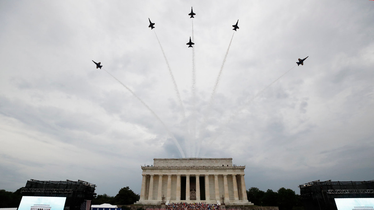 Tuy nhiên chính vì phải chờ... được xướng tên mới đến lượt xuất hiện nên từng tốp máy bay cứ rải rác bay qua Nhà Trắng một cách rời rạc, Tổng thống Donald Trump thậm chí còn đọc nhầm tên của các loại máy bay này. Nguồn ảnh: BI.