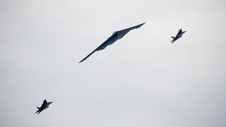 Mặc dù vậy, không thể phủ nhận nỗ lực "cải thiện" món ăn tinh thần cho người dân trong Ngày Độc Lập năm nay của ông Donald Trump. Truyền thông Nga thậm chí còn hài hước cho rằng, nếu Mỹ muốn giúp, người Nga sẵn sàng cử... chuyên gia về tổ chức duyệt binh sang giúp Washington trong các cuộc diễu binh sau này. Nguồn ảnh: BI.