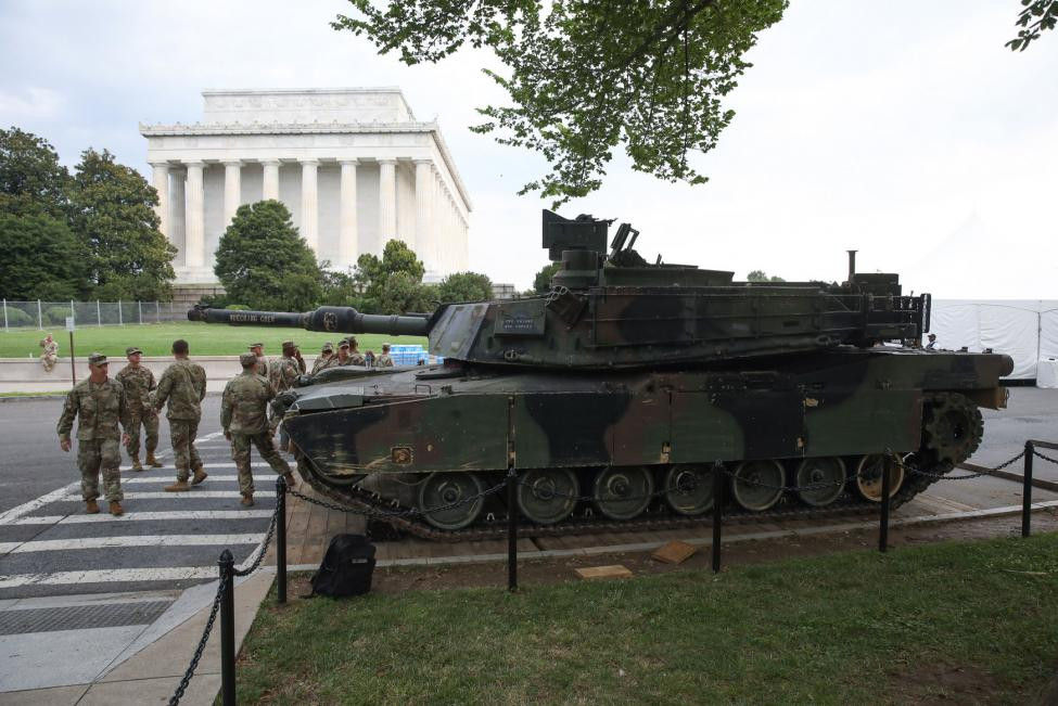 Mặc dù diễn ra trong hàng tiếng đồng hồ, tuy nhiên cuộc diễu binh của Mỹ lại có tốc độ "lề mề" hơn nhiều so với các cuộc duyệt binh mà Nga thường hay tổ chức. Nguồn ảnh: BI.