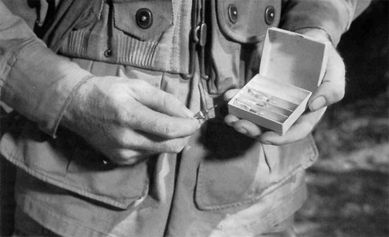 Loại thuốc giảm đau khẩn cấp này có thành phần chất gây nghiện, cho phép binh lính giảm đau ngay lập tức trong trường hợp bị thương. Tuy nhiên nếu dùng thường xuyên, Morphin có thể khiến người lính bị nghiện cảm giác "mơ màng" mà nó mang lại. Nguồn ảnh: Arcgis.