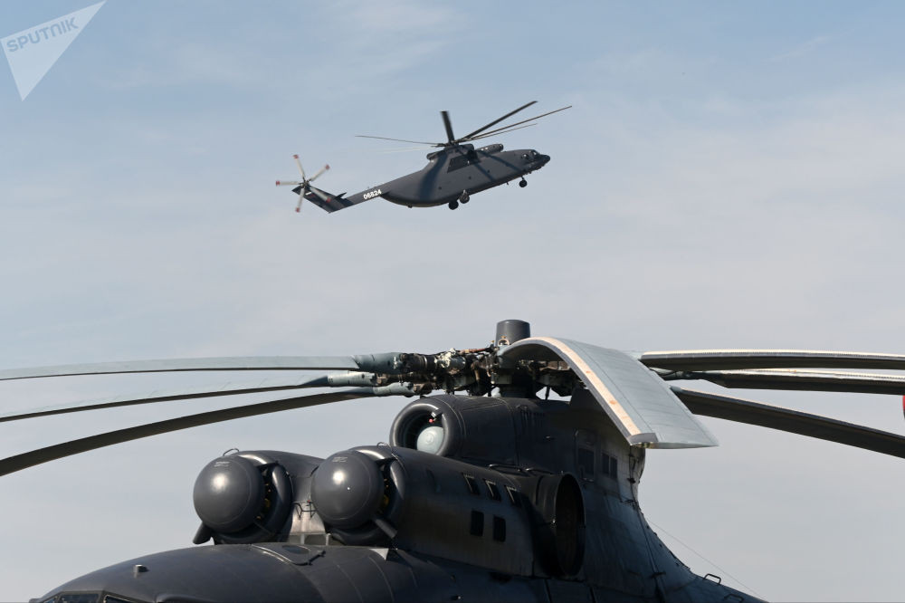 Mi-26T2 bay trình diễn trong khuôn viên rộng hàng chục hecta của Rostvertol - nơi được sử dụng làm bãi thử các loại trực thăng, máy bay sau khi lắp ráp xong. Nguồn ảnh: Sputnik.