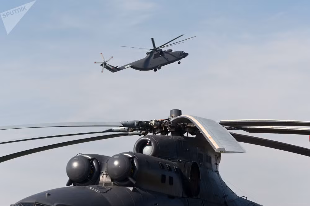 Mi-26T2 bay trình diễn trong khuôn viên rộng hàng chục hecta của Rostvertol - nơi được sử dụng làm bãi thử các loại trực thăng, máy bay sau khi lắp ráp xong. Nguồn ảnh: Sputnik.