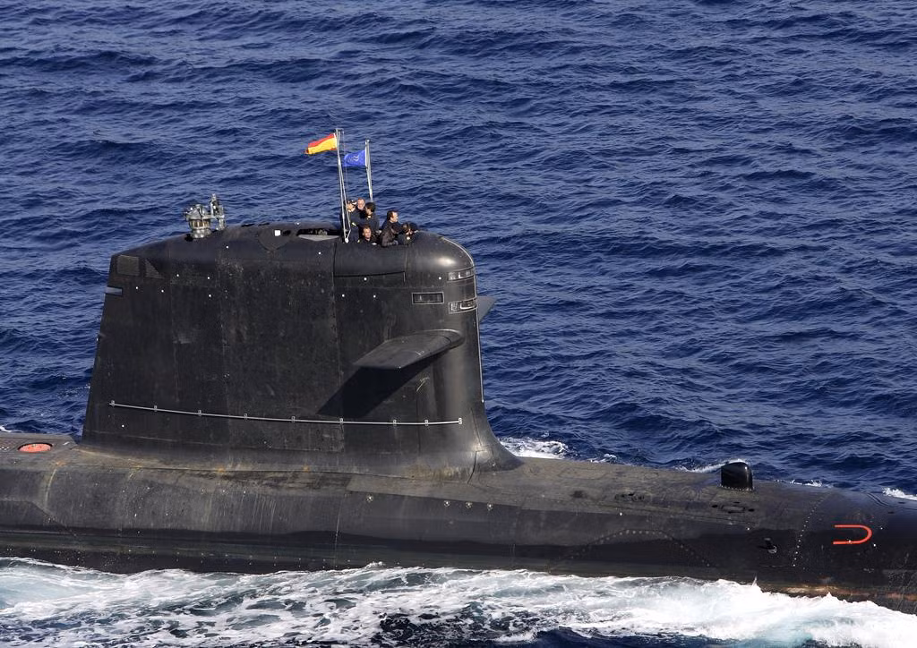 Tàu được thiết kế với độ giãn nước tối đa khi nổi là 3200 tấn, khi lặn là 3400 tấn và có chiều dài 81 mét, lườn rộng nhất 11,68 mét cùng với mớm nước tối đa 6,2 mét. Nguồn ảnh: Saoat.