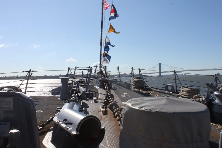 Không gian phía trước tàu với hai xích neo được trải đều sang hai bên mạn tàu.