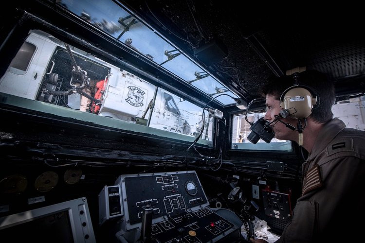 Công suất đầu ra của USS Jason Dunham tối đa lên tới 100.000 sức ngựa, cho phép nó di chuyển được với tốc độ lên tới 30 hải lý giờ - tương đương với 56 km/h.