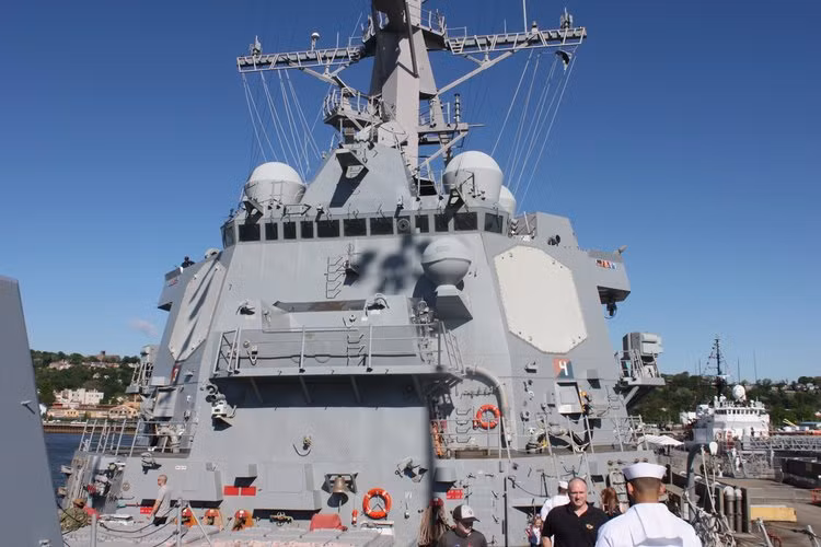 Giống như các khu trục hạm lớp Arleigh Burke khác, sức mạnh của USS Jason Dunham nằm ở hệ thống ăng-ten và radar của nó.