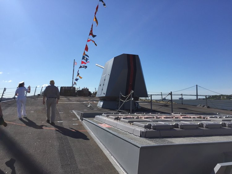 Kèm theo đó là hệ thống vũ khí dù không quá nổi bật nhưng cũng đủ để giúp các khu trục hạm lớp Arleigh Burke này chứng tỏ được sức mạnh trên biển của mình.