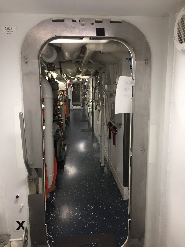 Không gian chật chội bên trong khu trục hạm giãn nước chưa tới 10.000 tấn nhưng phải mang theo tới 330 thuỷ thủ đoàn.