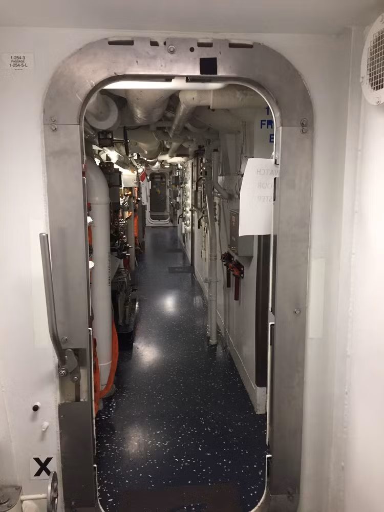 Không gian chật chội bên trong khu trục hạm giãn nước chưa tới 10.000 tấn nhưng phải mang theo tới 330 thuỷ thủ đoàn.