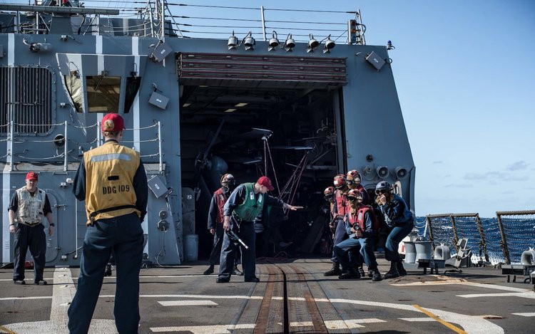 Tàu có biên chế đầy đủ lên tới 380 thuỷ thủ đoàn cùng với sĩ quan chỉ huy - nhiều hơn biên chế thuỷ thủ đoàn trên các khu trục hạm Arleigh Burke đời đầu.