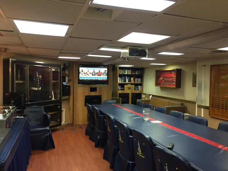 Phòng sinh hoạt của thuỷ thủ đoàn trên tàu.