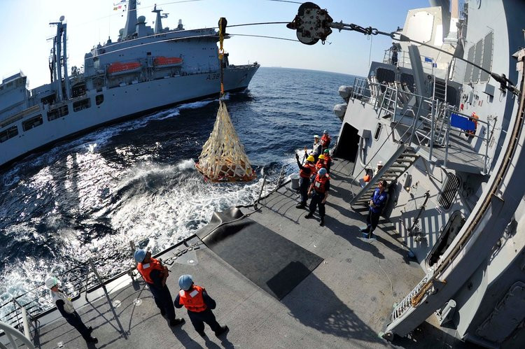 ...đó là nhận hàng tiếp tế từ các tàu vận tải ngay trong lúc đang di chuyển trên biển mà không cần phải cập cảng. Nguồn ảnh: BI.