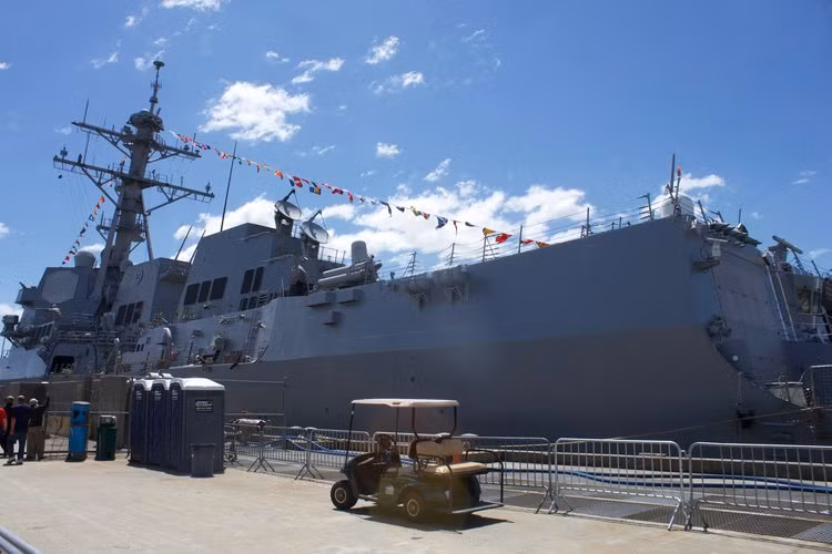 Khu trục hạm Jason Dunham được đặt tên theo chỉ huy Jason L. Dunham - một thuỷ quân lục chiến 22 tuổi của Quân đội Mỹ đã được phong tăng Huân chương Danh dự vào năm 2004 trong chiến dịch tấn công Iraq.